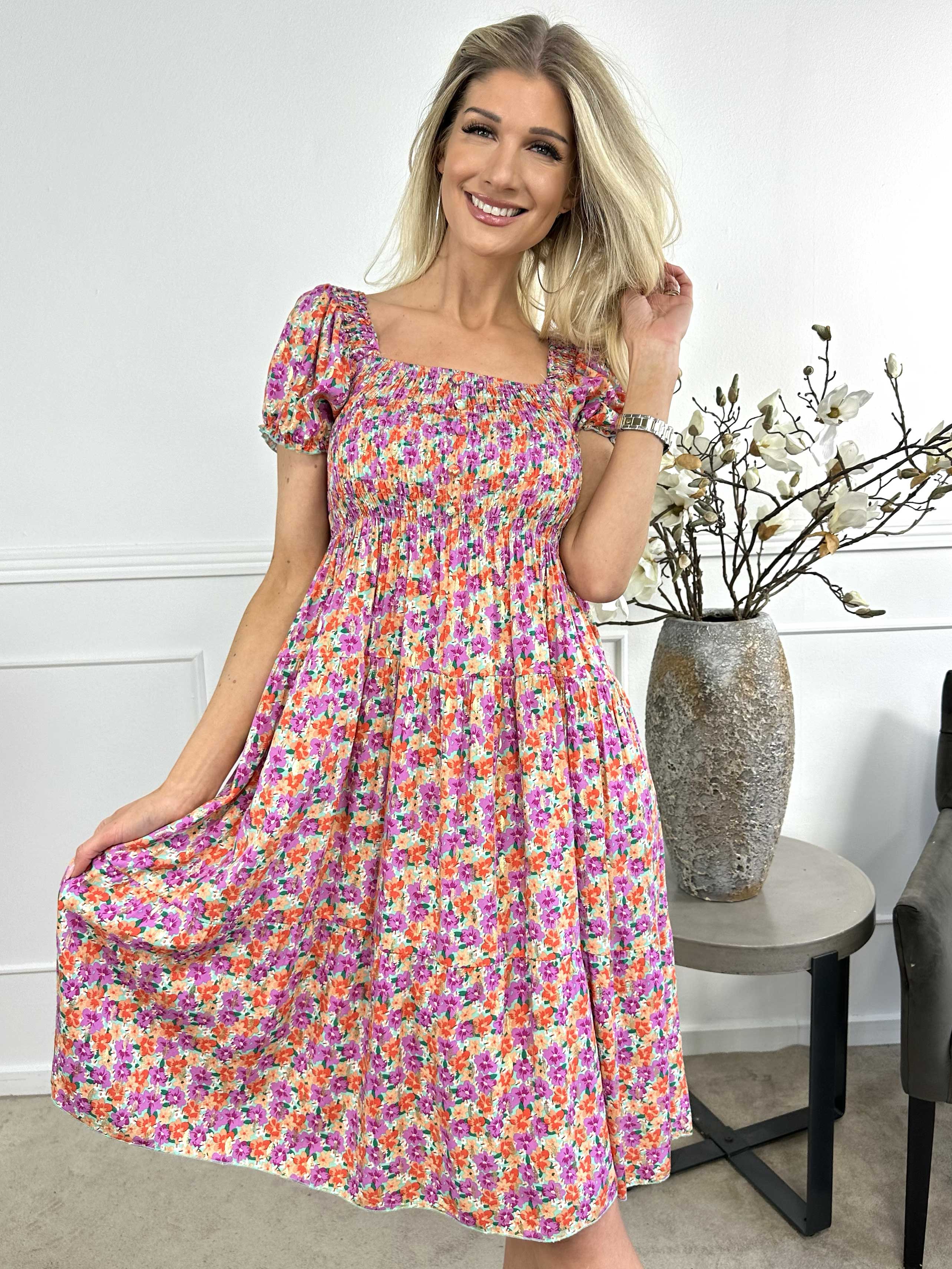 Daphne - Sød blomstret sommerkjole med smock på brystet